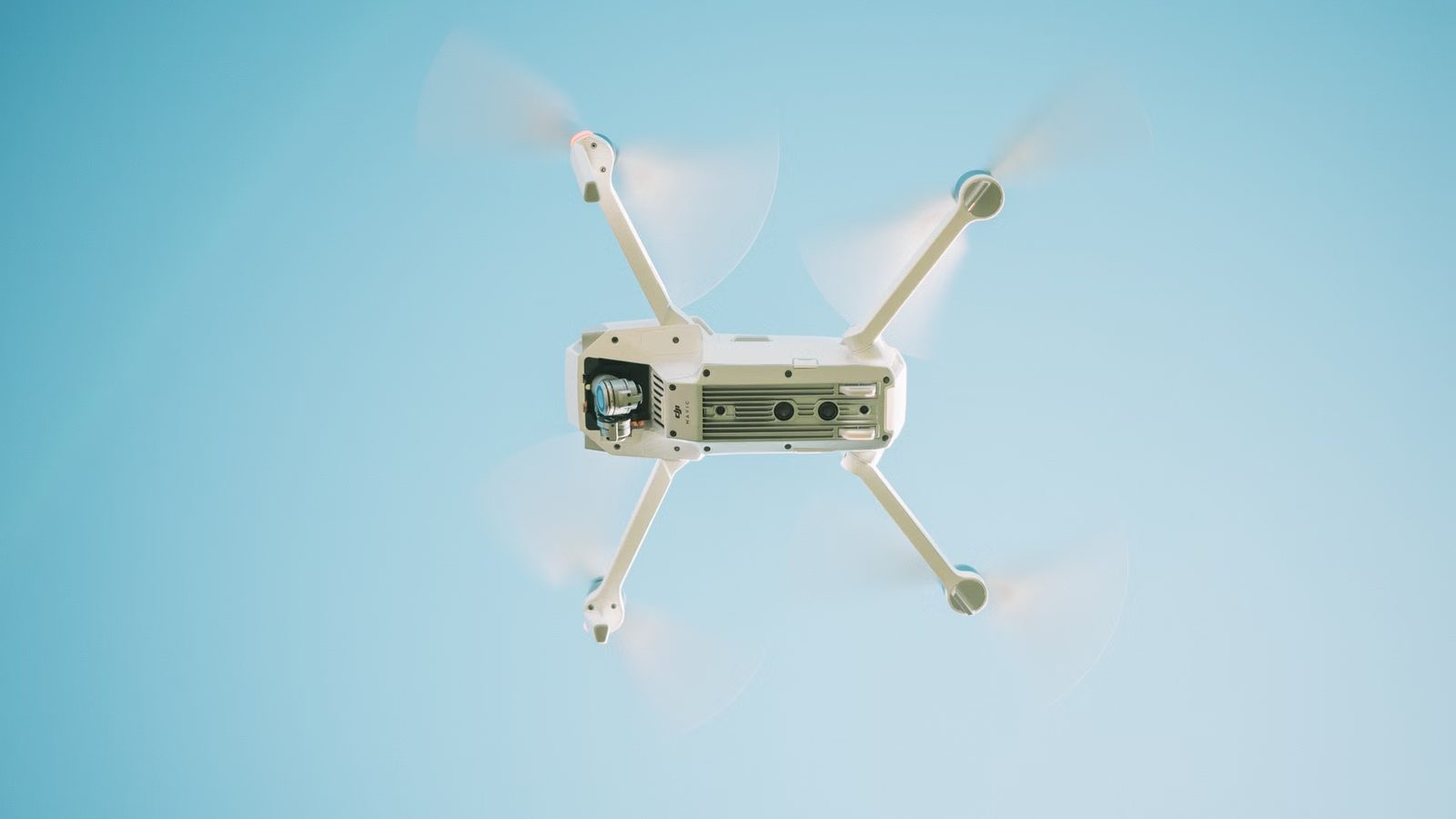 Dron w locie nad terenem