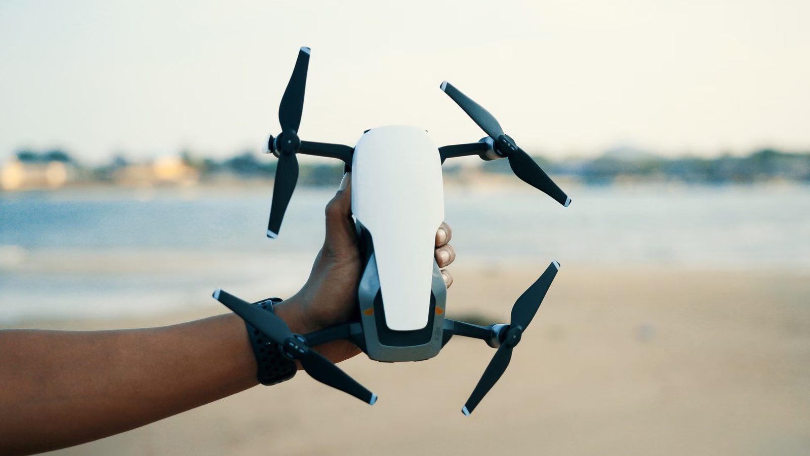 Dron trzymany w dłoni przed startem