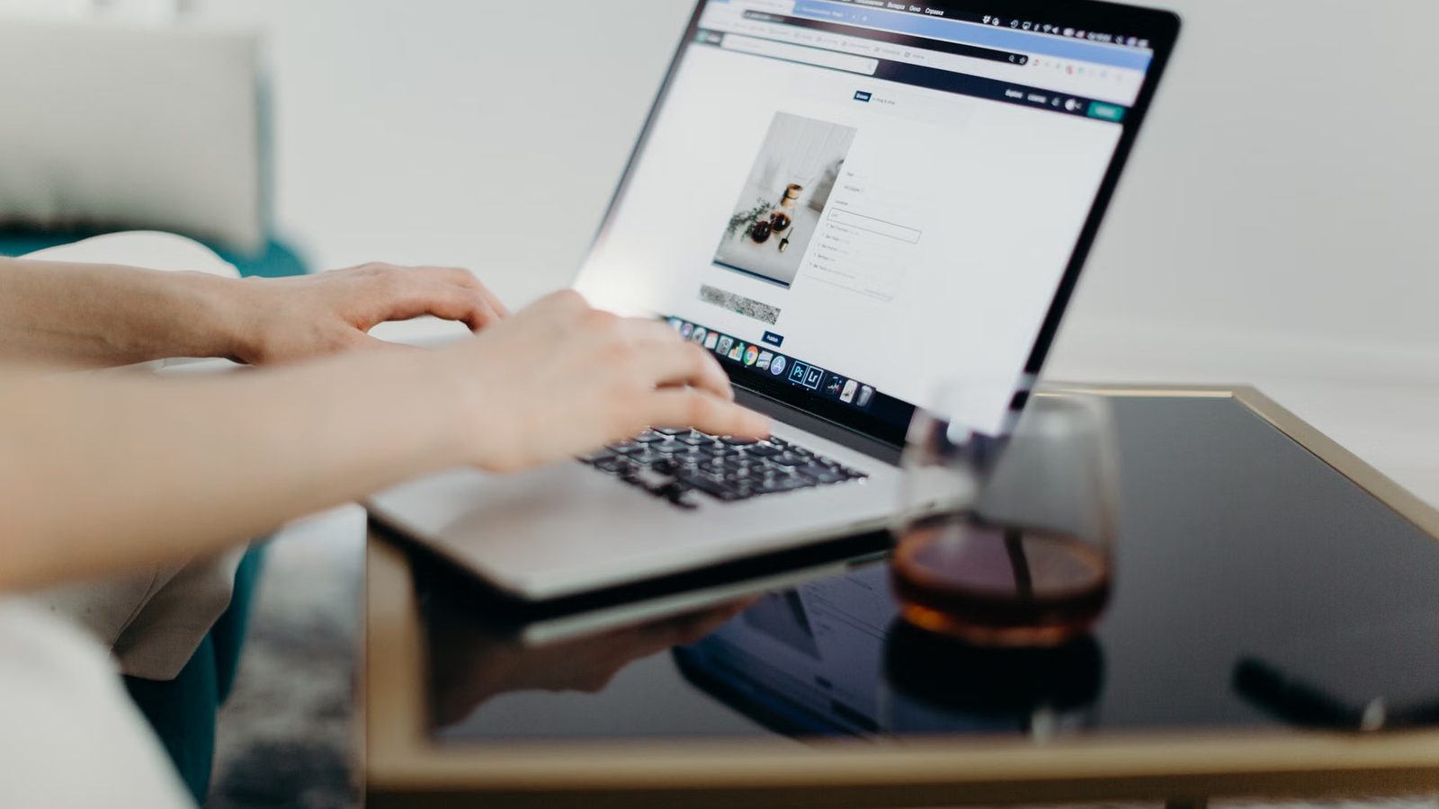 Korzystanie ze strony na laptopie