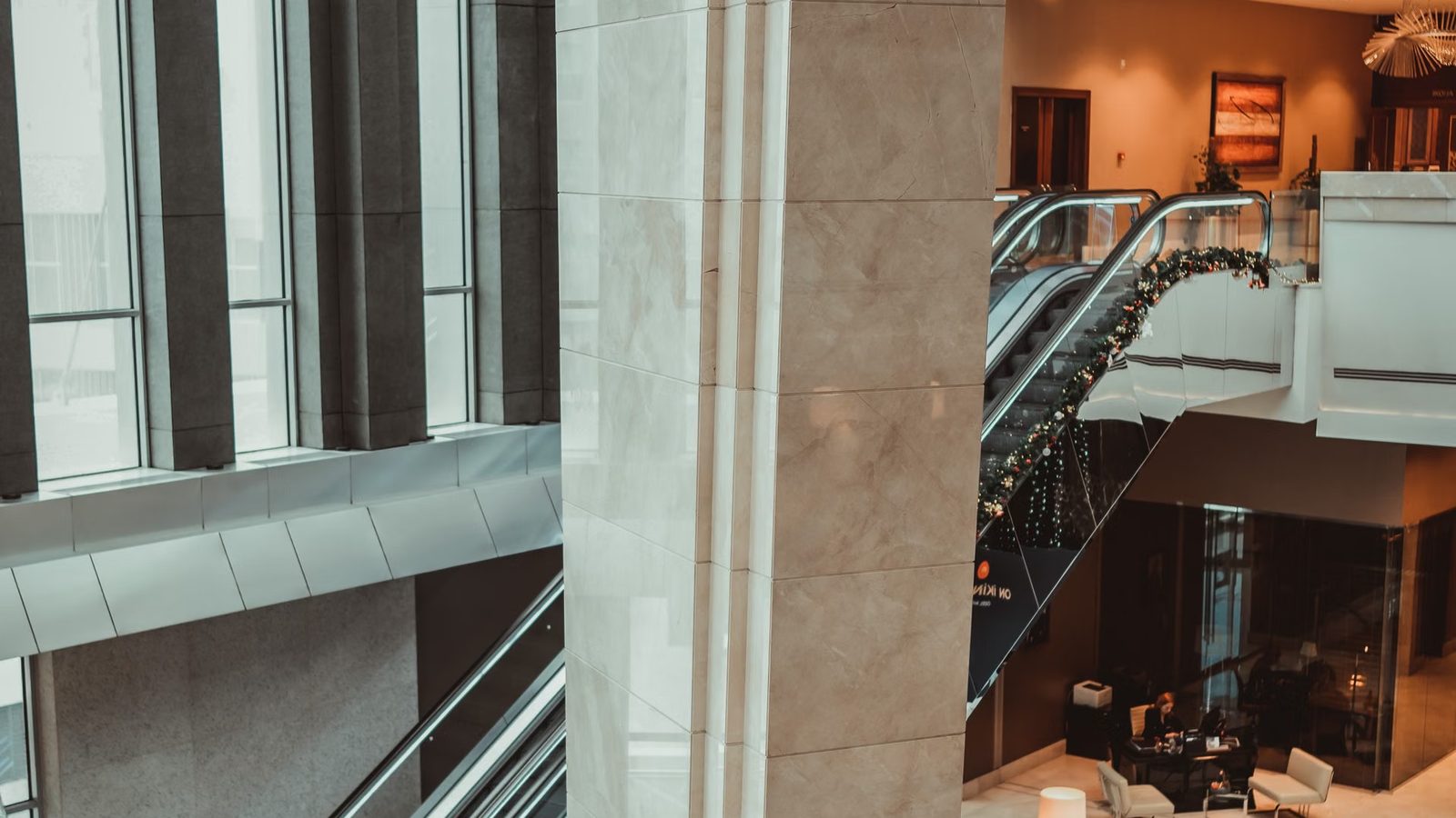 Wnętrze hotelowego lobby
